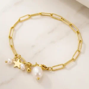 Pulsera perlas y dijes en eslabones con enchape de oro 18k
