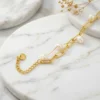 pulsera-de-perla-nacarada-B02377G-con-cadenilla -y-eslabones-dorados Pulsera perla con baño de oro 18 K