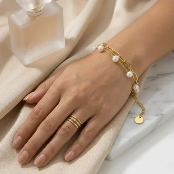 pulsera-de-perlas-blancas-B02377G-con-eslabones-dorados Impecable pulsera con perlas B02377G