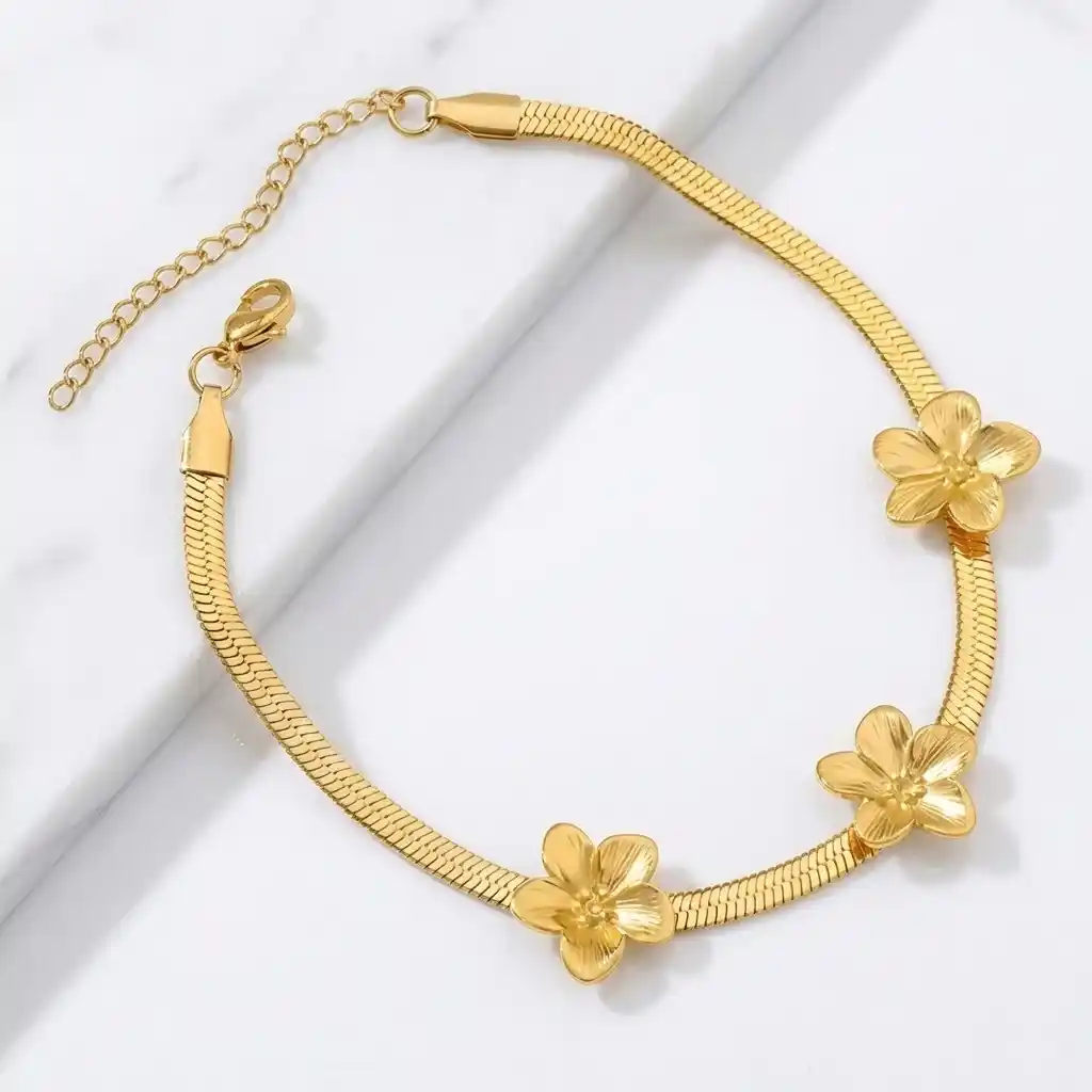 Pulsera para mujer estructura flexible tipo malla adornada con apliques de flores enchapa en oro 18k y de acero inoxidable