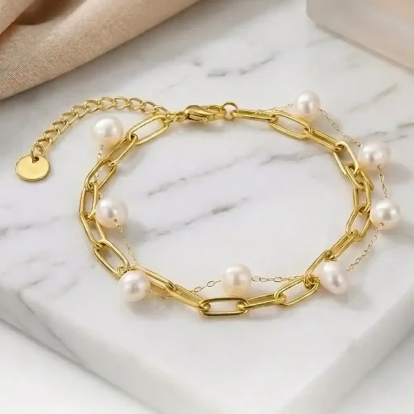 pulsera-mujer-dorada-B02377G-con-perlas-blancas Pulsera de perlas con eslabones dorados