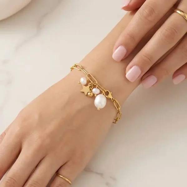 pulsera-mujeres-B02378G-de-eslabones-dijes-y-perlas-en-acero-inoxidable-y-enchape-de-oro-18k Radiantes pulseras mujeres B02378G