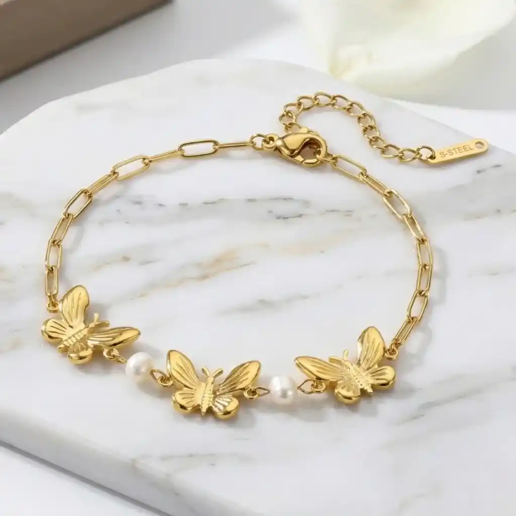 Pulsera mujeres con cadena de eslabones enchapados con oro 18k de acero inoxidable con apliques de mariposas ornamentales y perlas decorativas