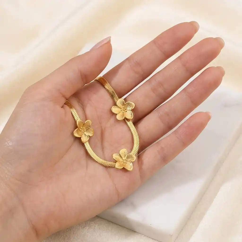 Pulseras mujeres diseño plano malla flexible con tres incrustaciones florales de acero inoxidable y recubierta con oro de 18k 