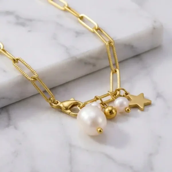 pulsera-para-mujer-B02378G-de-eslabones-con-dijes-y-perlas-en-acero-inoxidable-y-baño-de-oro-18k Radiantes pulseras mujeres B02378G