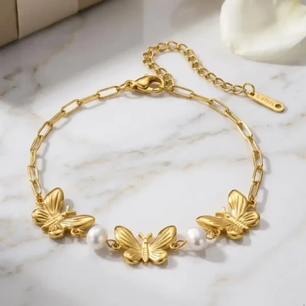 Pulseras para mujer de moda con fina cadena delgada con detalles de mariposas ornamentales y pequeñas perlas blancas decorativas con baño de oro 18k de acero inoxidable