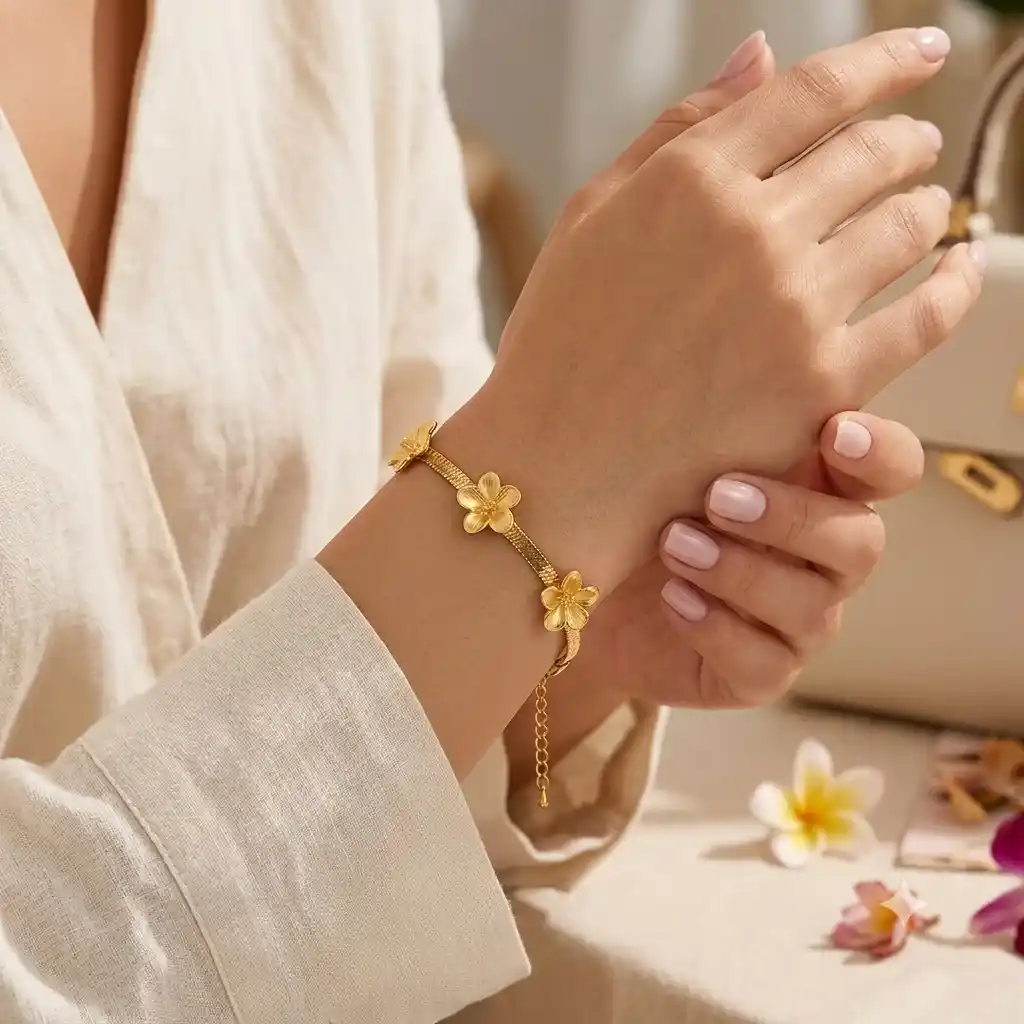 Pulseras mujer B02757G tipo malla flexible con apliques de flores recubierta en oro 18k y de acero inoxidable
