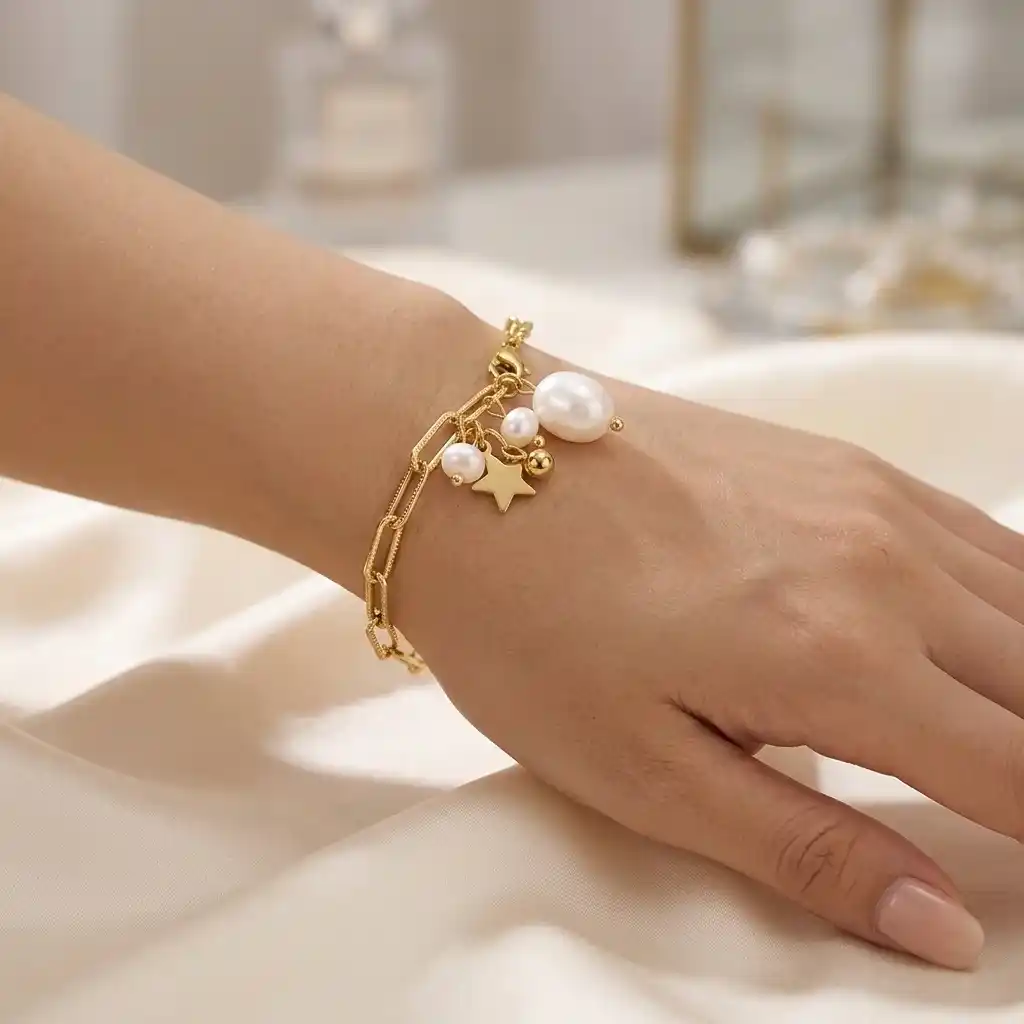 Radiantes pulseras mujeres B02378G 2 Pulseras mujeres B02378G de eslabones en acero inoxidable y enchape de oro 18k adornada con dijes y perlas