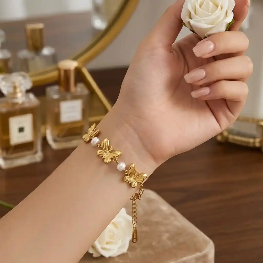 Pulsera para damas con cadena de acero inoxidable y baño de oro 18k decorada con perlas blancas y delicadas mariposas decorativas