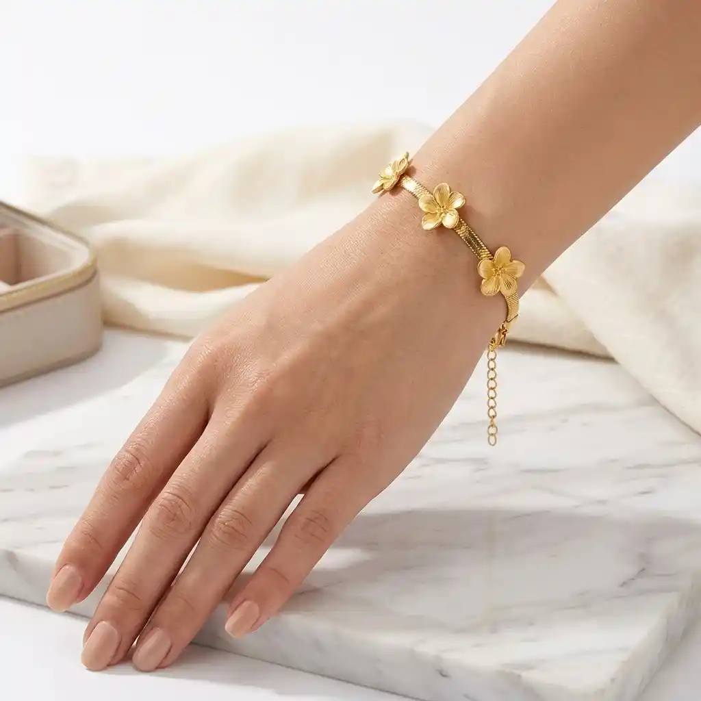 Pulsera para mujeres diseño flexible tipo malla de acero inoxidable con baño de oro 18k adornada con tres elementos florales