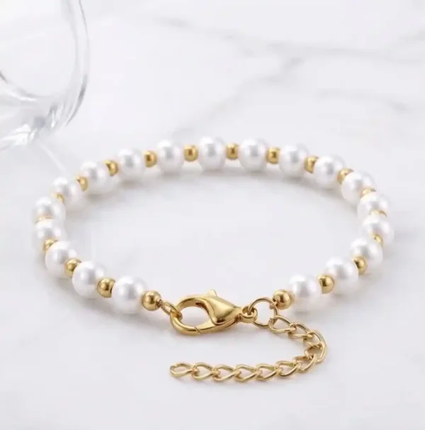 Pulsera perla nacarada para dama con cadena en acero inoxidable y recubrimiento de oro 18k