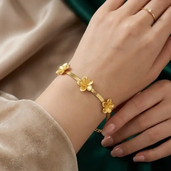 Pulseras para mujeres diseño flexible tipo malla adornada con apliques florales de acero y bañada en oro 18k