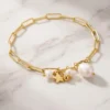 pulseras-de-perla-con-dijes-en-acero-inoxidable-y-baño-de-oro-18k Radiantes pulseras mujeres B02378G