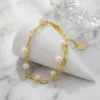 pulseras-de-perlas-nacaradas-B02377G-eslabones-dorados Pulseras para mujer con perlas y baño de oro 18 K