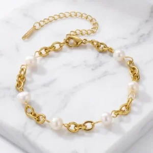 Pulsera de perla blanca con eslabones bañados en oro de 18k