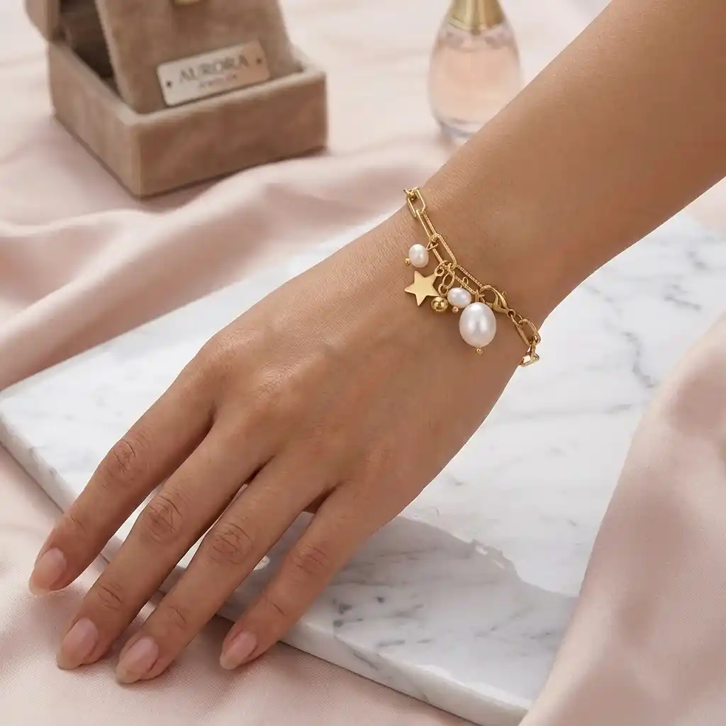Radiantes pulseras mujeres B02378G 5 Pulsera para dama de eslabones en acero inoxidable y baño de oro de 18k y adornada con perlas y dijes