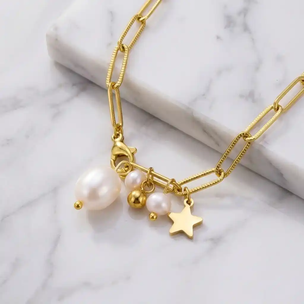 Radiantes pulseras mujeres B02378G 4 Pulseras mujer con eslabones en acero inoxidable y enchape de oro de 18k adornada con dijes y perlas