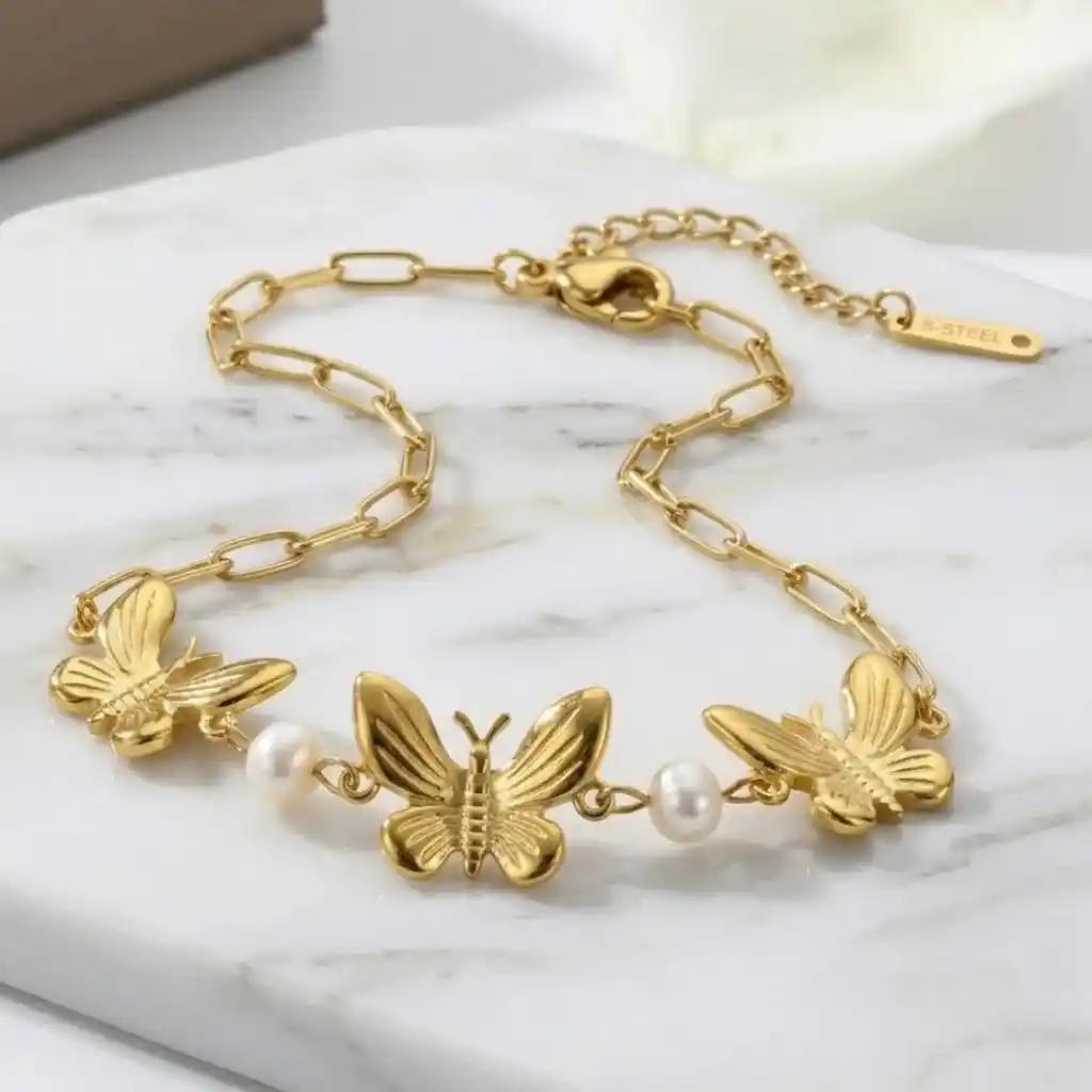 Pulseras para dama con cadena de acero inoxidable y bañada en oro 18k con mariposas ornamentales y pequeñas perlas blancas decorativas