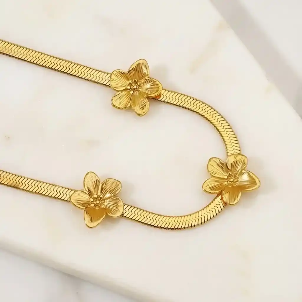 Pulseras para mujer tipo malla flexible embellecida con tres adornos florales bañada en oro 18k y de acero inoxidable