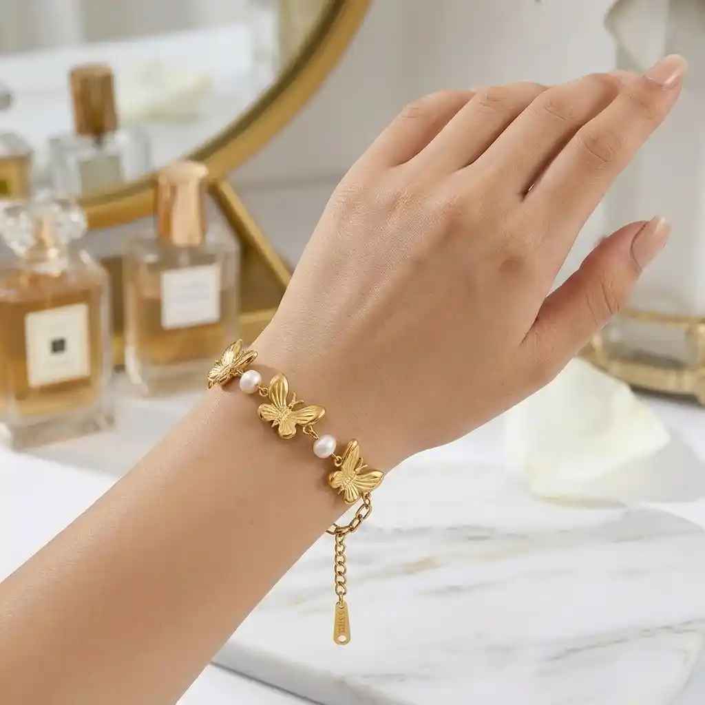 Pulseras para mujeres de moda B02756G cadena de finos eslabones bañados con oro 18k y de acero inoxidable con apliques de mariposas ornamentales y perlas blancas