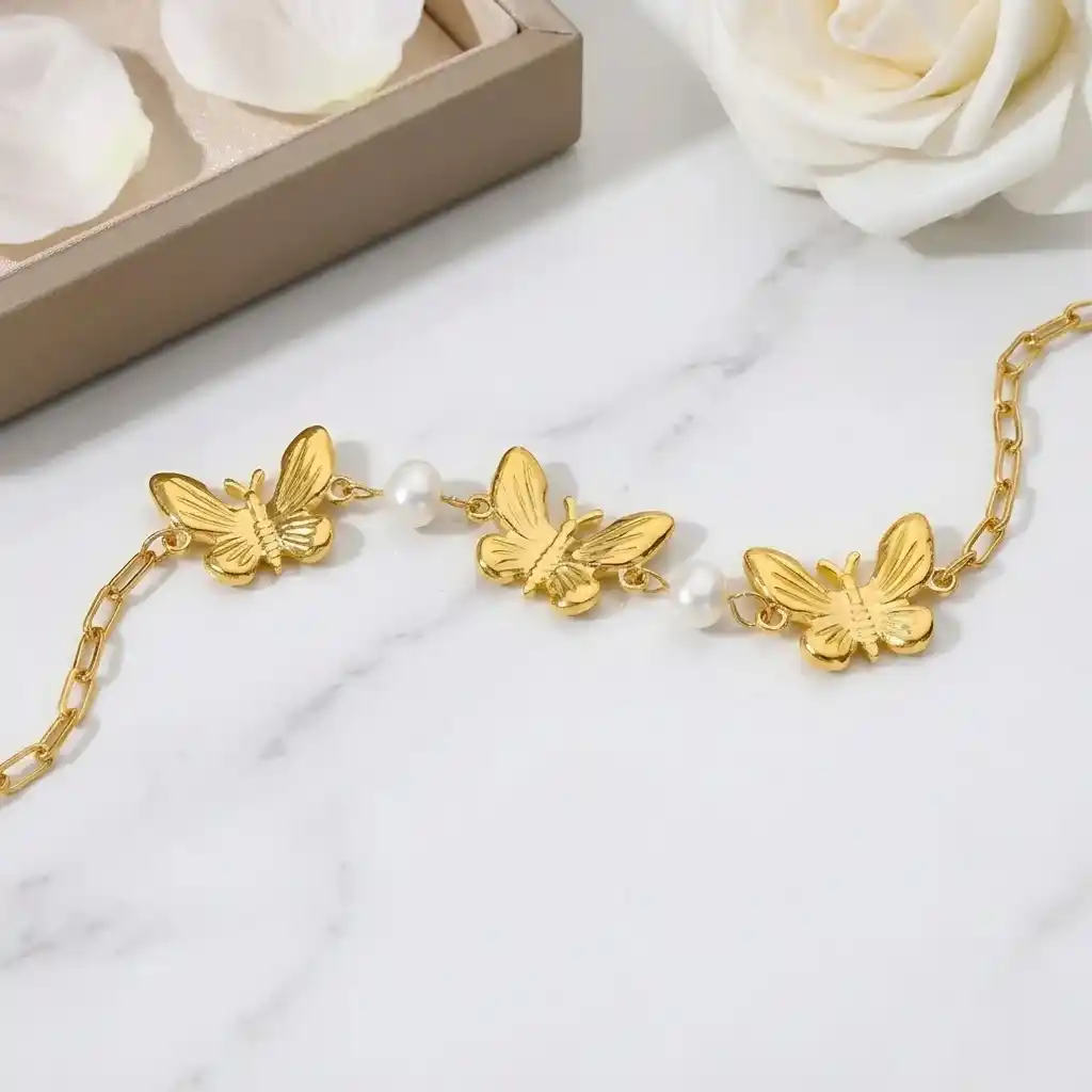 Pulseras para damas con cadena de acero inoxidable y recubierta de oro 18k con tres delicadas mariposas decorativas junto a perlas blancas