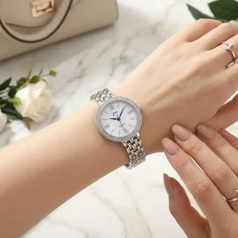 Reloj para mujeres elegantes: accesorio único 8 Relojes mujer plateado